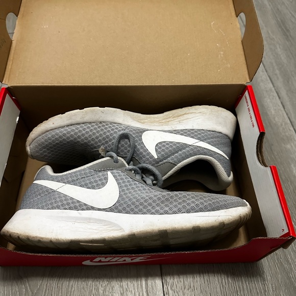 Nike Shoes - Women’s gray Nike tanjun size 7.5